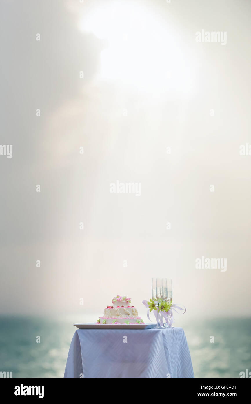Table pour la cérémonie du mariage, le gâteau, le coucher du soleil. Banque D'Images