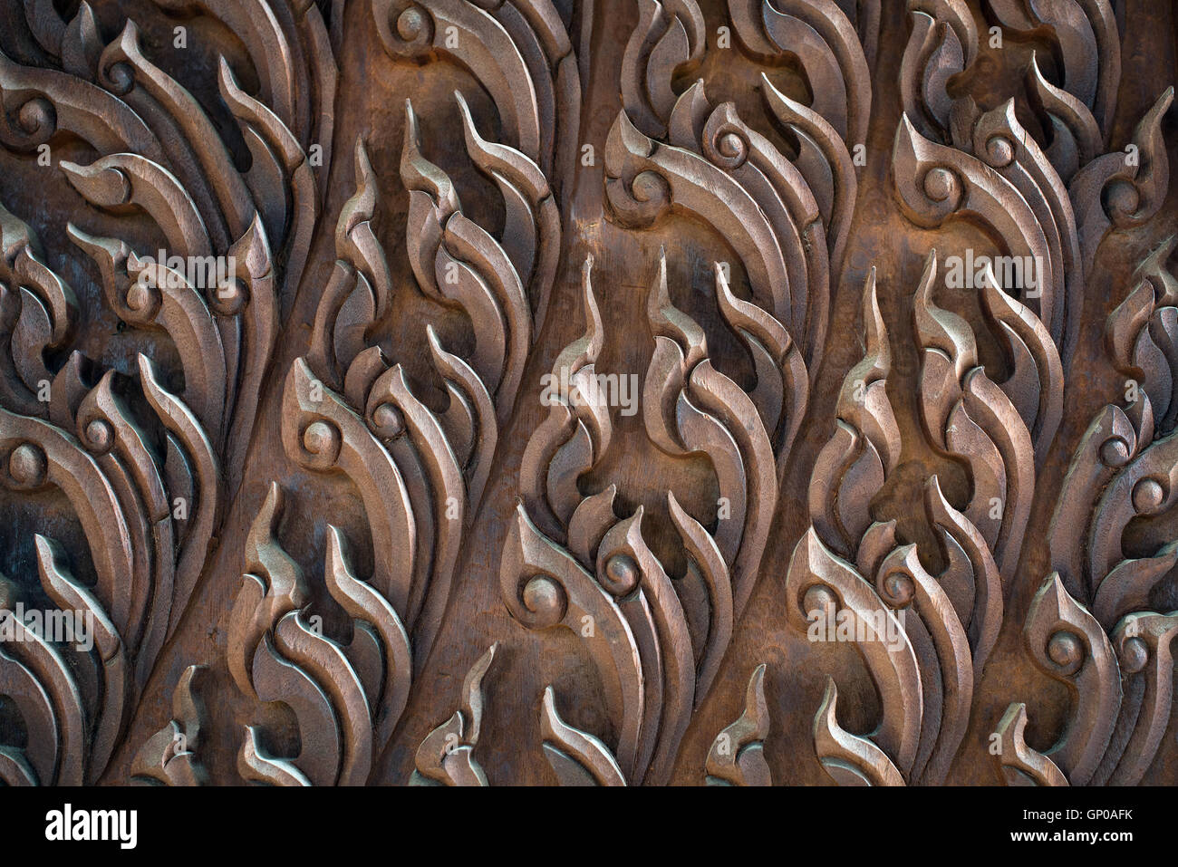 Ornement sur la porte en bois à un temple public afficher les détails de sculptures et bois de chêne, Close up. Banque D'Images