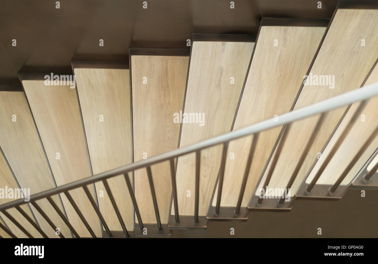 Joli escalier se compose de bois et laiton de luxe dans la maison. Focus sélectif. Banque D'Images