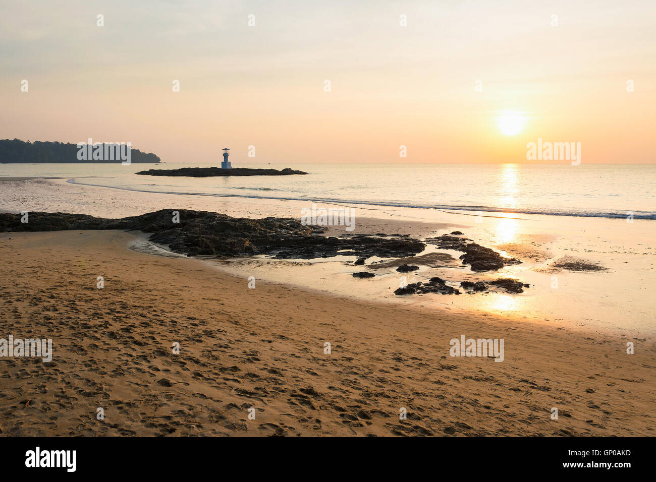 Seascape, plage, mer et plage de voir le phare au coucher et au lever du soleil. Banque D'Images