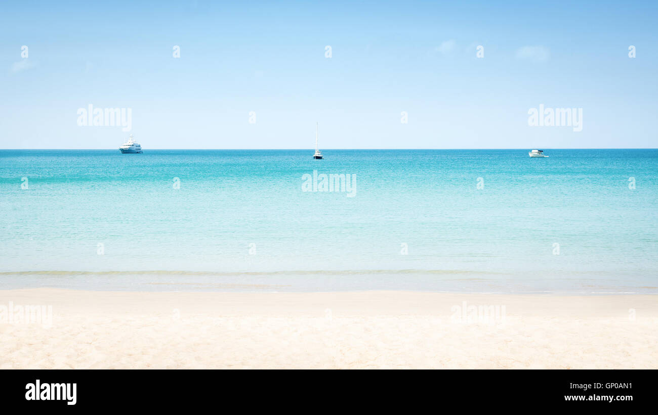 Belle plage et mer tropical Banque D'Images