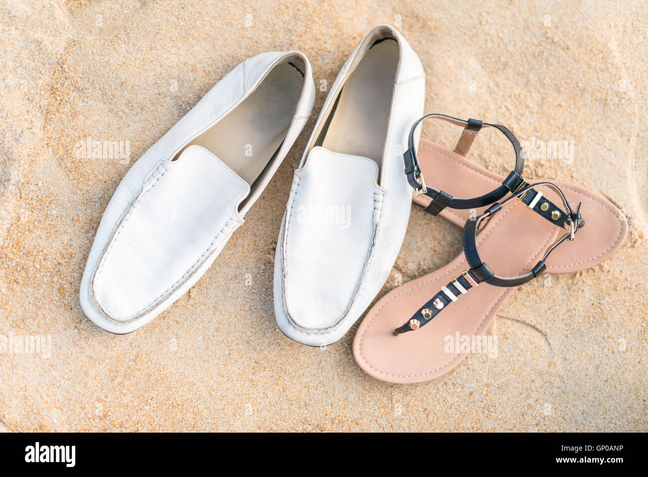 Des couples's shoes on sandy beach Banque D'Images