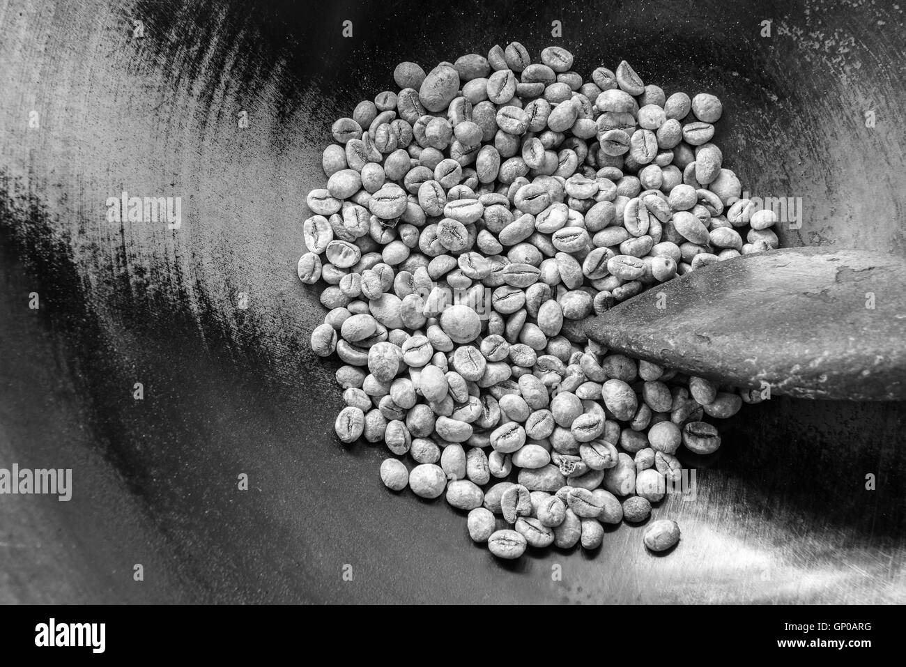 Les grains de café vert dans la poêle avec un vieux bol en bois, prêt à être rôti. Copier l'espace. Banque D'Images