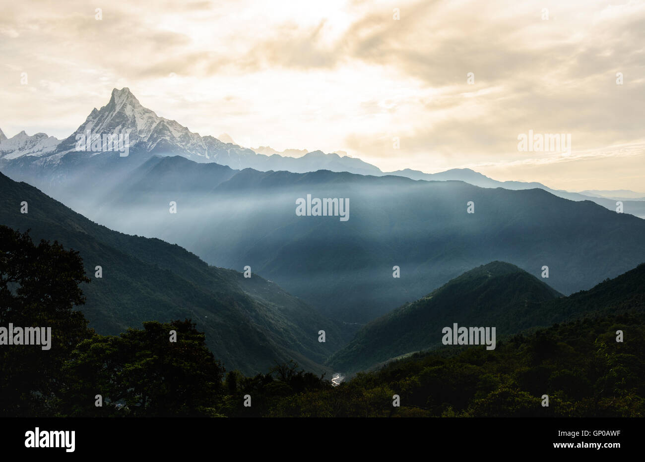 Vue sur le pic de l'himalaya le Machhapuchhare-Fish 6993 mme. Monter la queue, le Népal. Banque D'Images