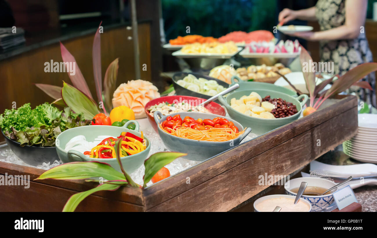 Sélection de salades au buffet bar dans un luxueux restaurant de l'hôtel. Banque D'Images