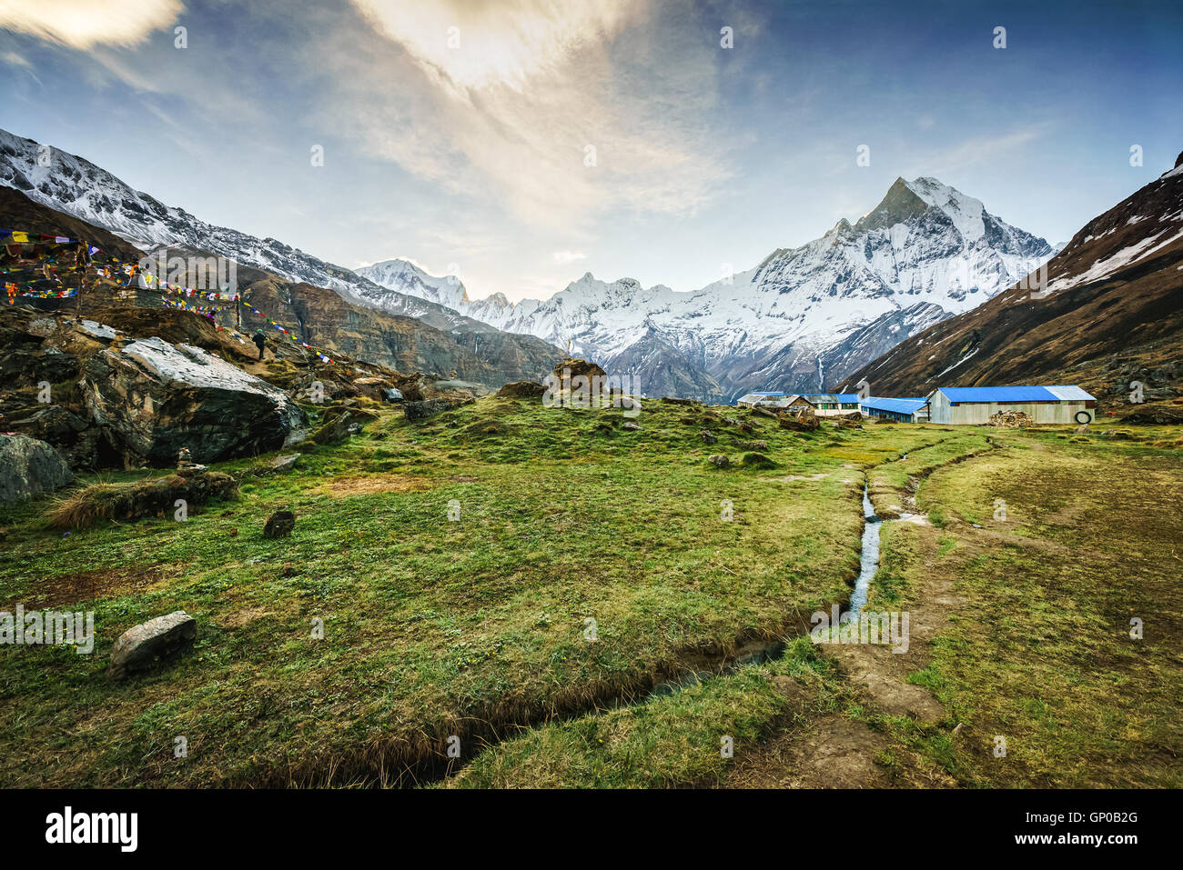 Vue sur le pic de l'himalaya le Machhapuchhare-Fish 6993 mme. monter le camp de base de l'Annapurna de queue, au Népal. Banque D'Images