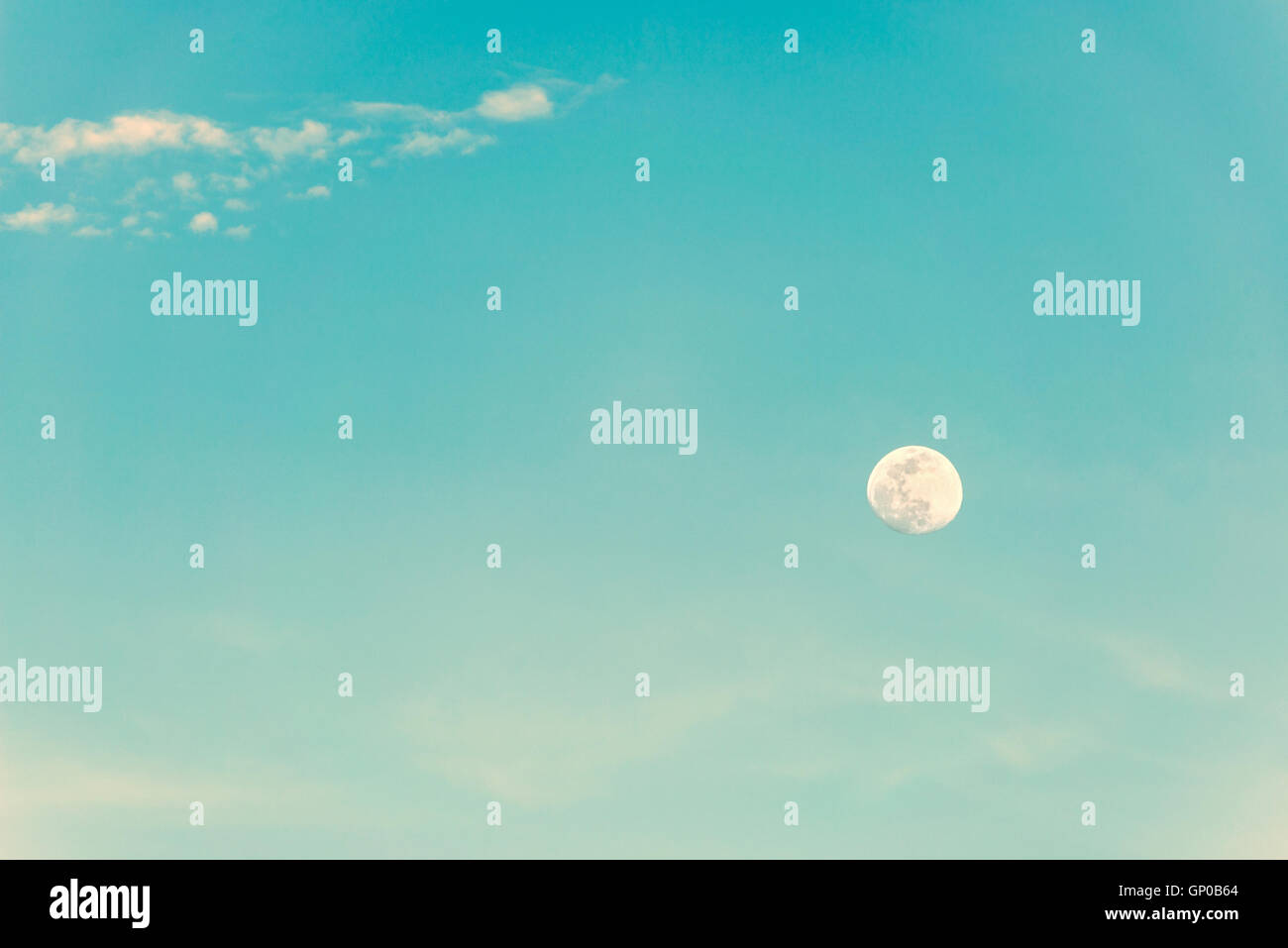 Vintage abstract background de lune dans le ciel avec des nuages. Copier l'espace. Banque D'Images