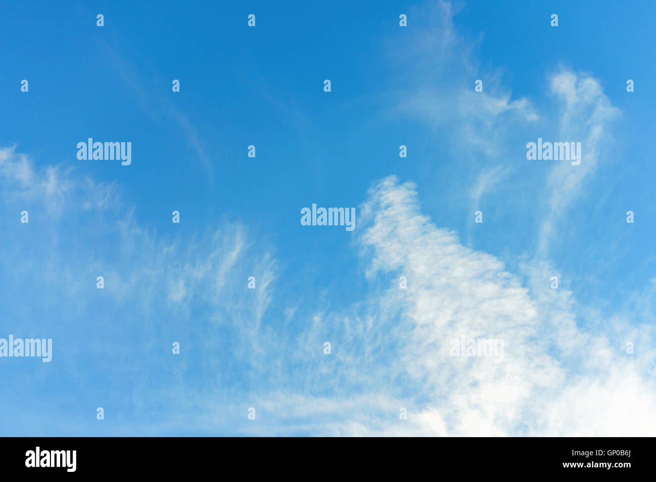 Ciel bleu avec des nuages, l'espace de copie. Banque D'Images