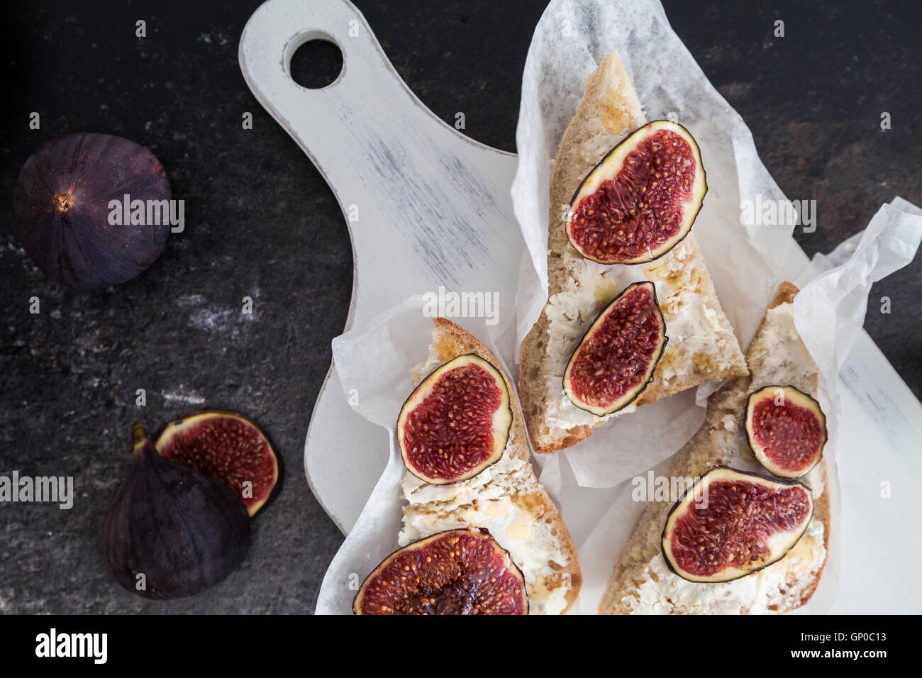 Apéritif avec fromage de chèvre et figues Banque D'Images