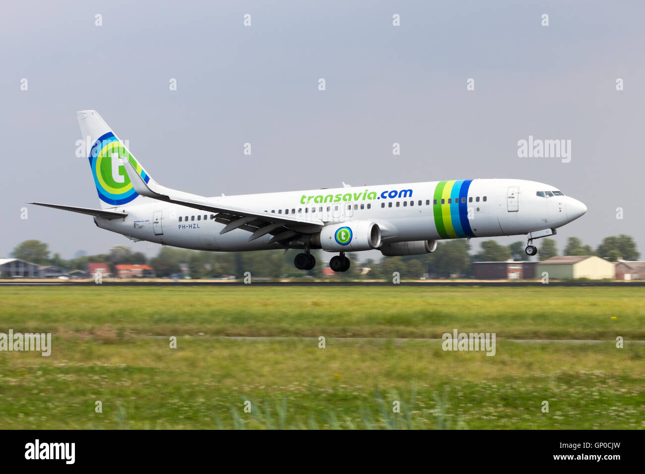 Boeing 737 de Transavia à l'atterrissage à l'aéroport de Schiphol. Banque D'Images