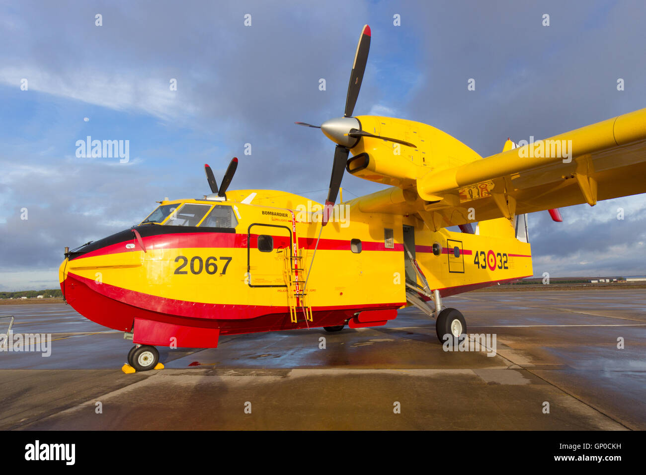 Bombardier Bombardier d'eau CL-415 Superscooper sur l'aire de sa base domestique à Torrejon, en Espagne. Banque D'Images
