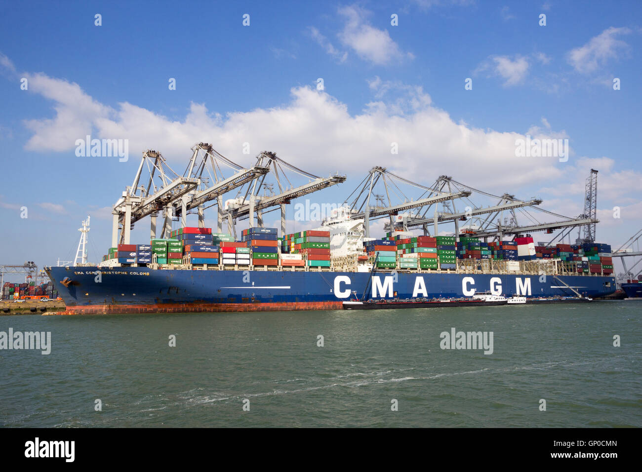 Porte-conteneurs de CMA CGM Christophe Colomb amarré à un terminal de conteneurs dans le port de Rotterdam Banque D'Images Porte-conteneurs de CMA CGM Christophe Colomb amarré à un terminal de conteneurs dans le port de Rotterdam Banque D'Images