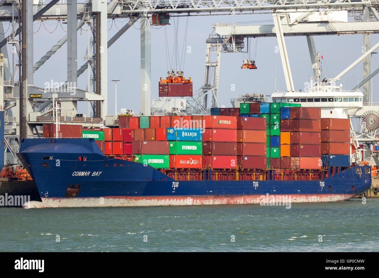 Porte-conteneurs Conmar Bay amarré à un terminal à conteneurs du port de Rotterdam. Banque D'Images Porte-conteneurs Conmar Bay amarré à un terminal à conteneurs du port de Rotterdam. Banque D'Images