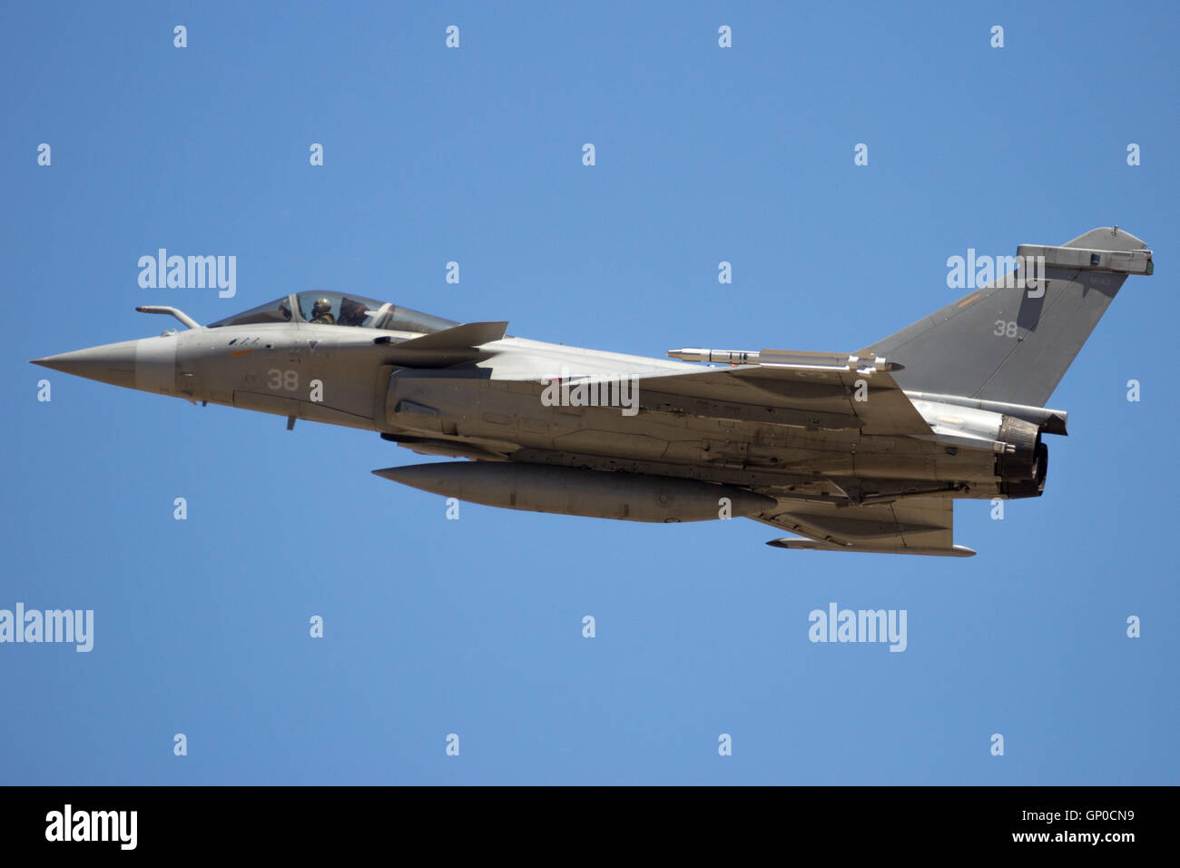 La Marine française Dassault Rafale de survol en avion de chasse sur un ciel bleu Banque D'Images