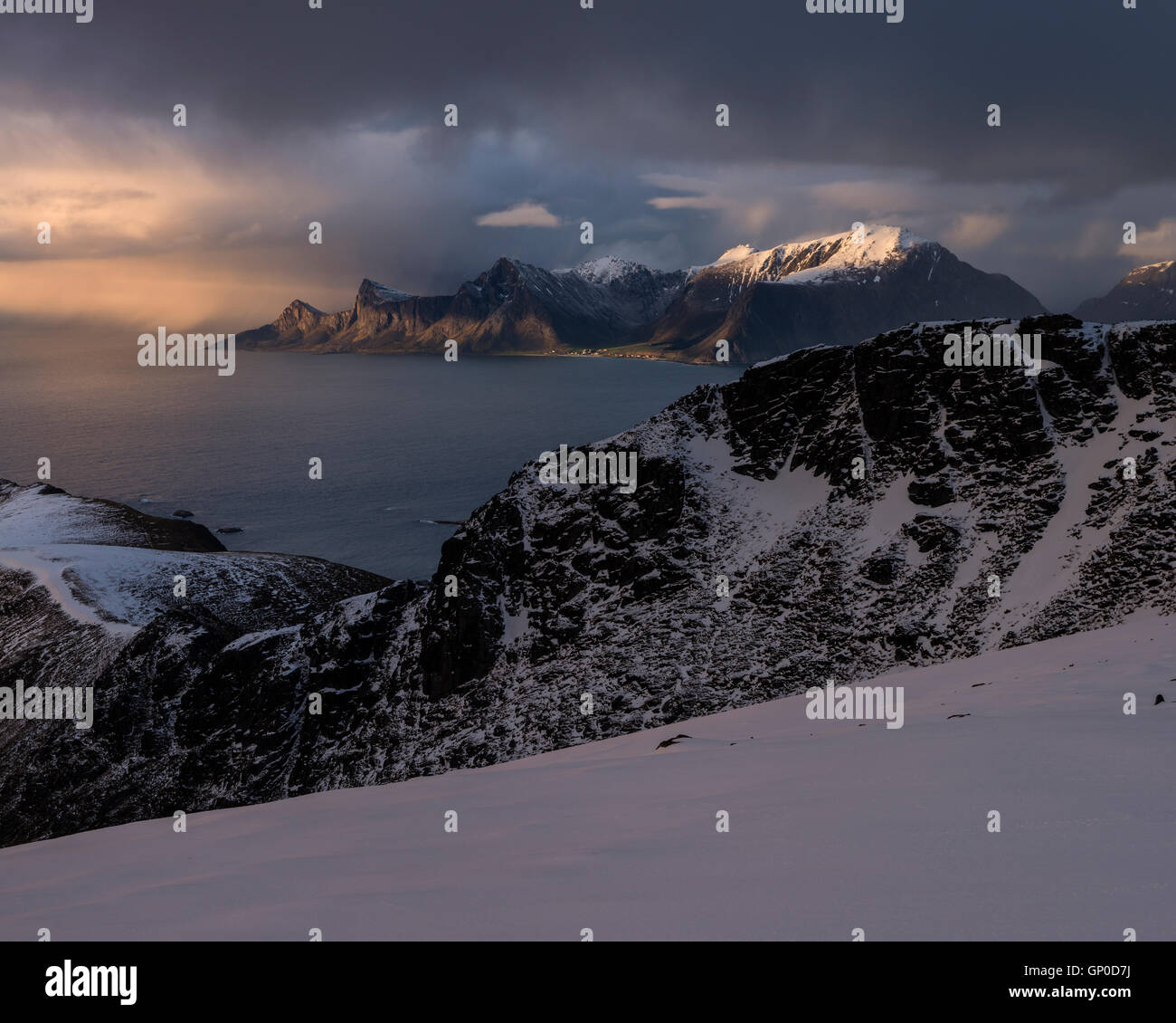 Vue du sommet des montagnes au loin vers Ryten de Flakstadøy, Moskenesøy, îles Lofoten, Norvège Banque D'Images