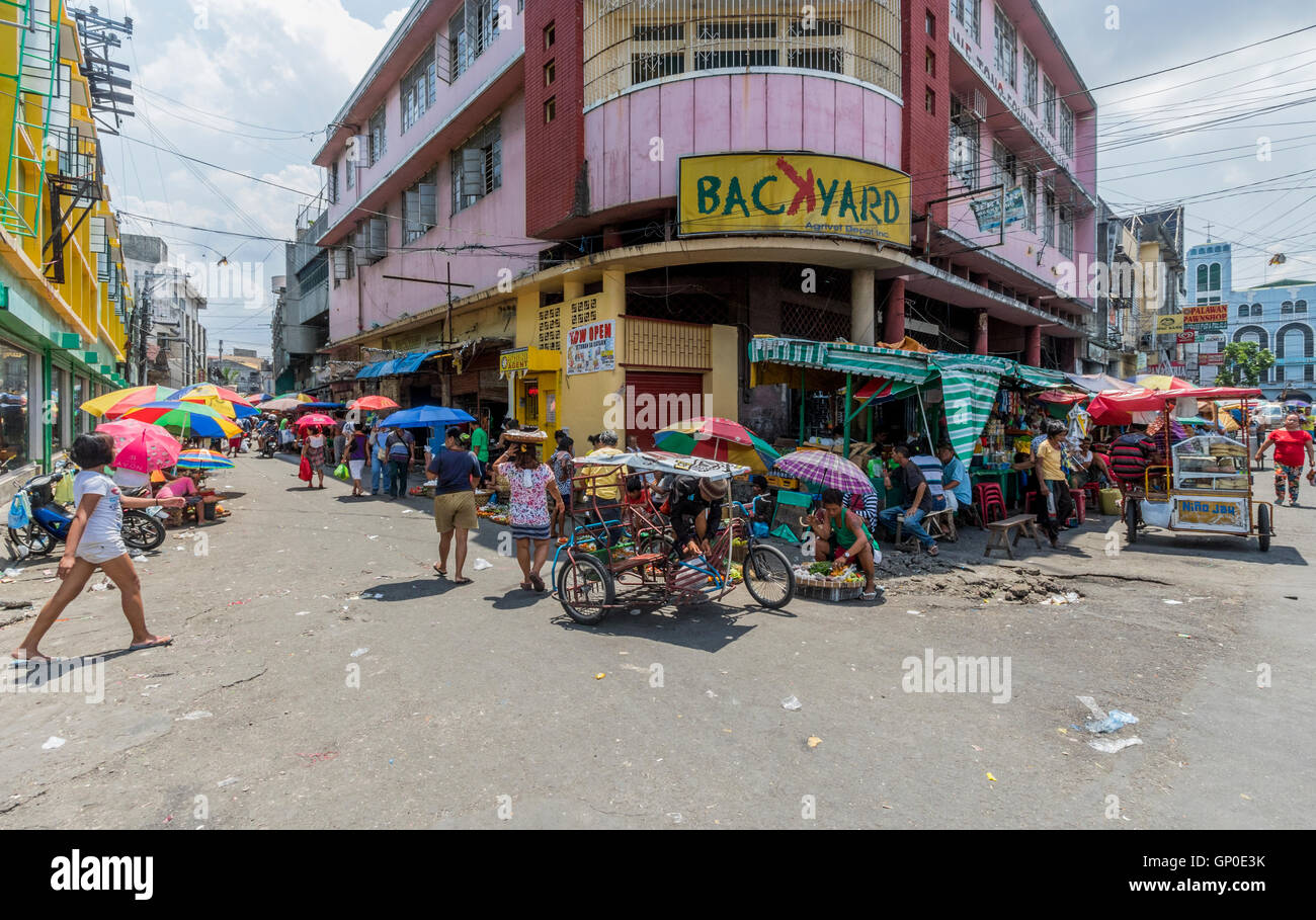 Tricycle destiné au transport de marchandises et de personnes au marché public de Cebu aux Philippines. Banque D'Images