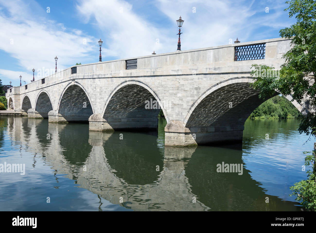 Chertsey Pont sur la rivière Thames, Chertsey, Surrey, Angleterre, Royaume-Uni Banque D'Images