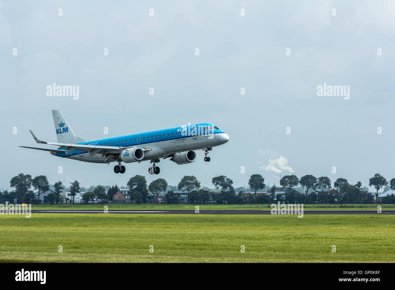 L'aéroport de Schiphol, Pays-Bas - le 20 août 2016 : Air France KLM Embraer E170/190 d'atterrissage des avions de passagers Banque D'Images