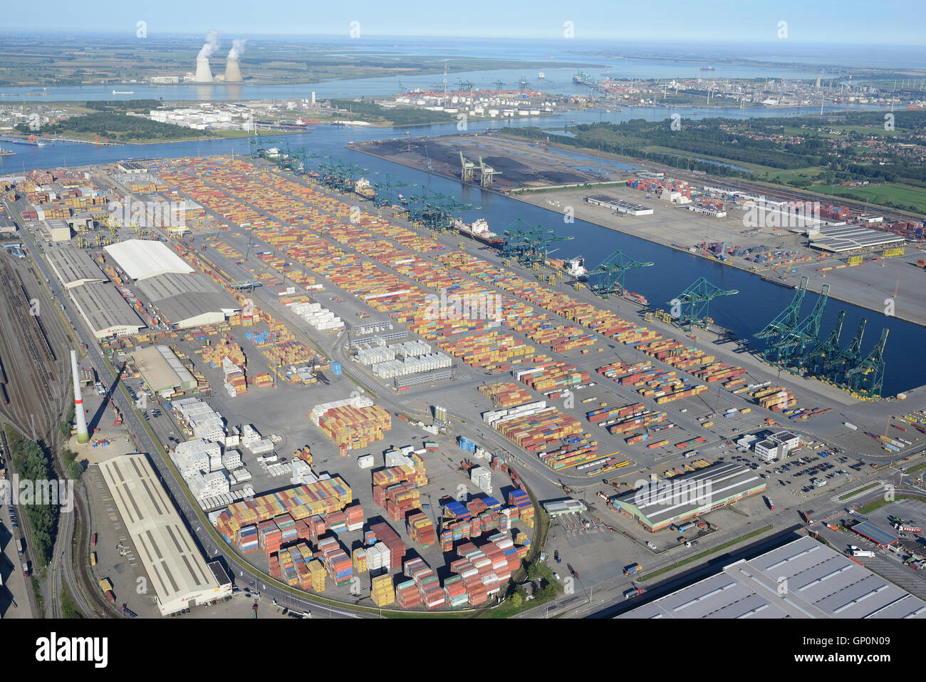 VUE AÉRIENNE.Conteneurs et grues sur Delwaide Dock.Delwaidedok, port d'Anvers, région flamande, Belgique. Banque D'Images