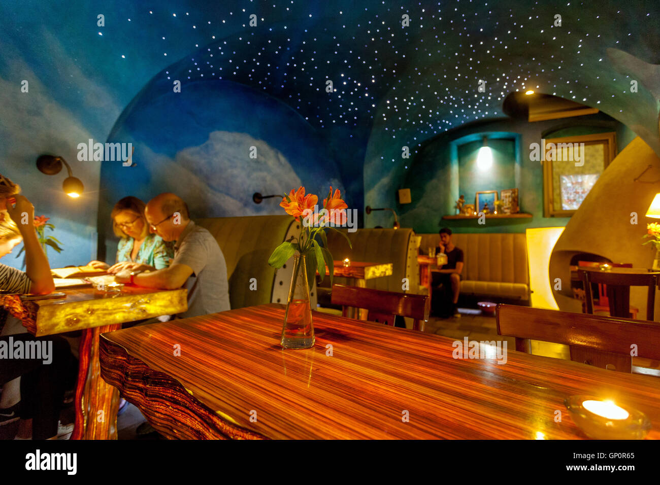 Restaurant végétarien intérieur Cista Hlava (tête claire), Vieille Ville, Prague, République Tchèque Banque D'Images