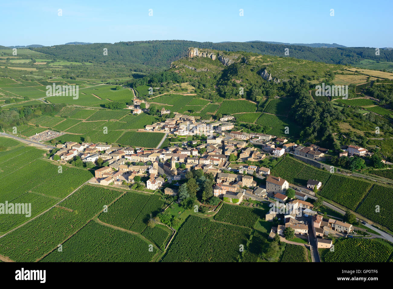VUE AÉRIENNE.Village et vignobles au pied du Rocher de Solutré.La Roche de Solutré, Saône-et-Loire, Bourgogne, France. Banque D'Images
