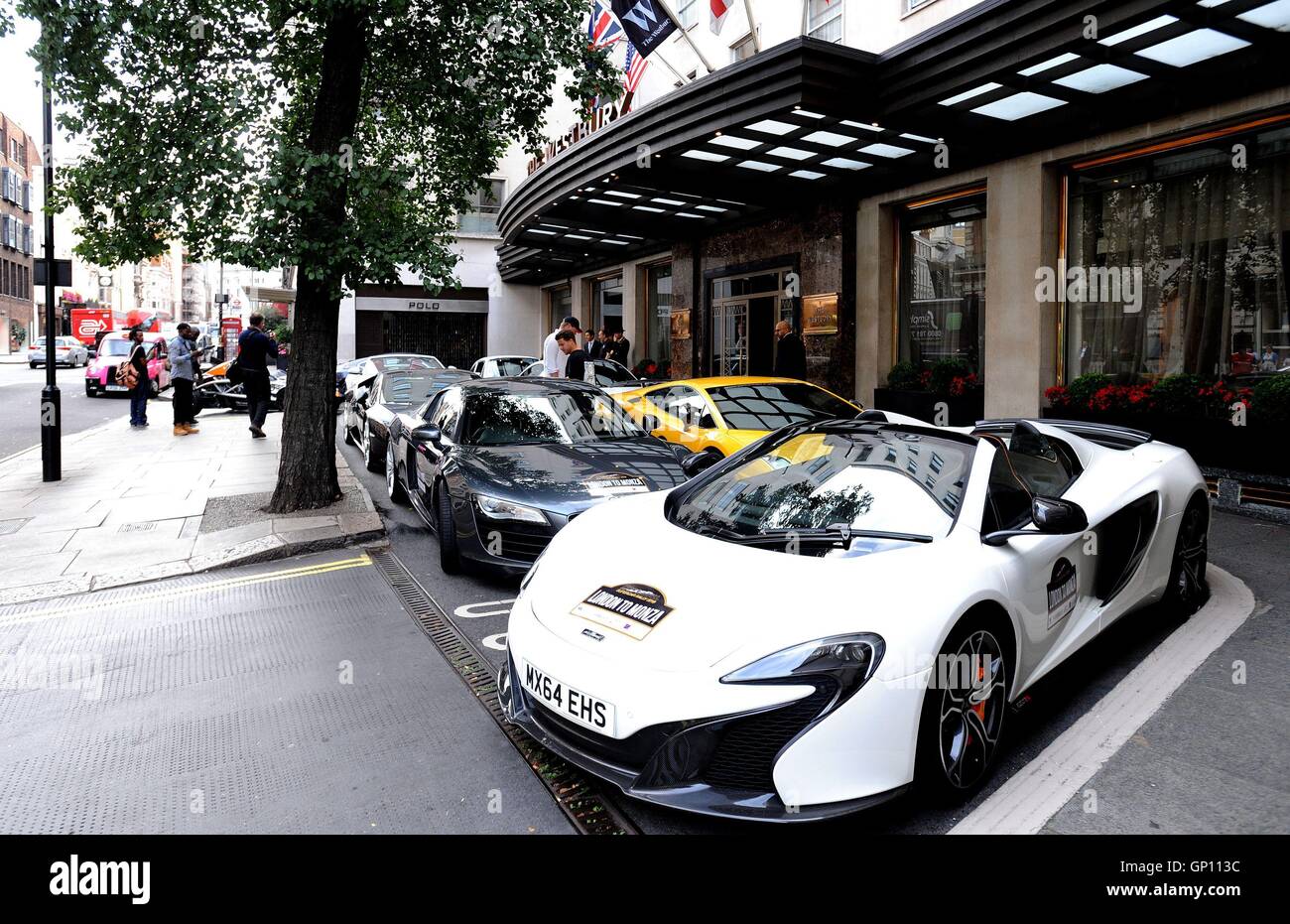 Une collection de voitures super prenant part au Dodgeball Rally, stationné à l'extérieur de l'hôtel Westbury, au centre de Londres, avant de partir de Londres à la France et à travers les Alpes à Monza. Banque D'Images