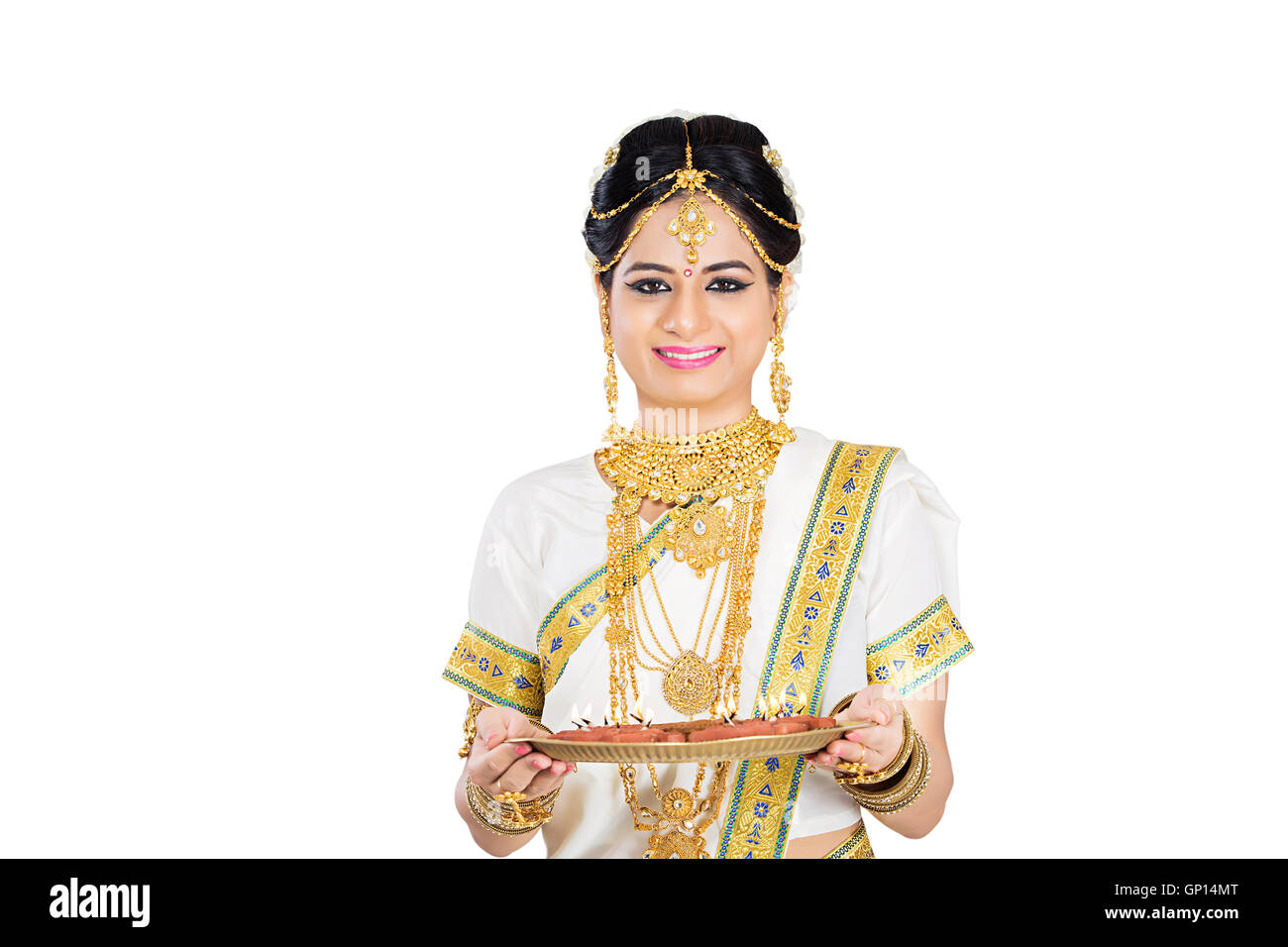 1 Belle Mariée adultes Femme Malayalee Diwali Diya culte plaque Banque D'Images