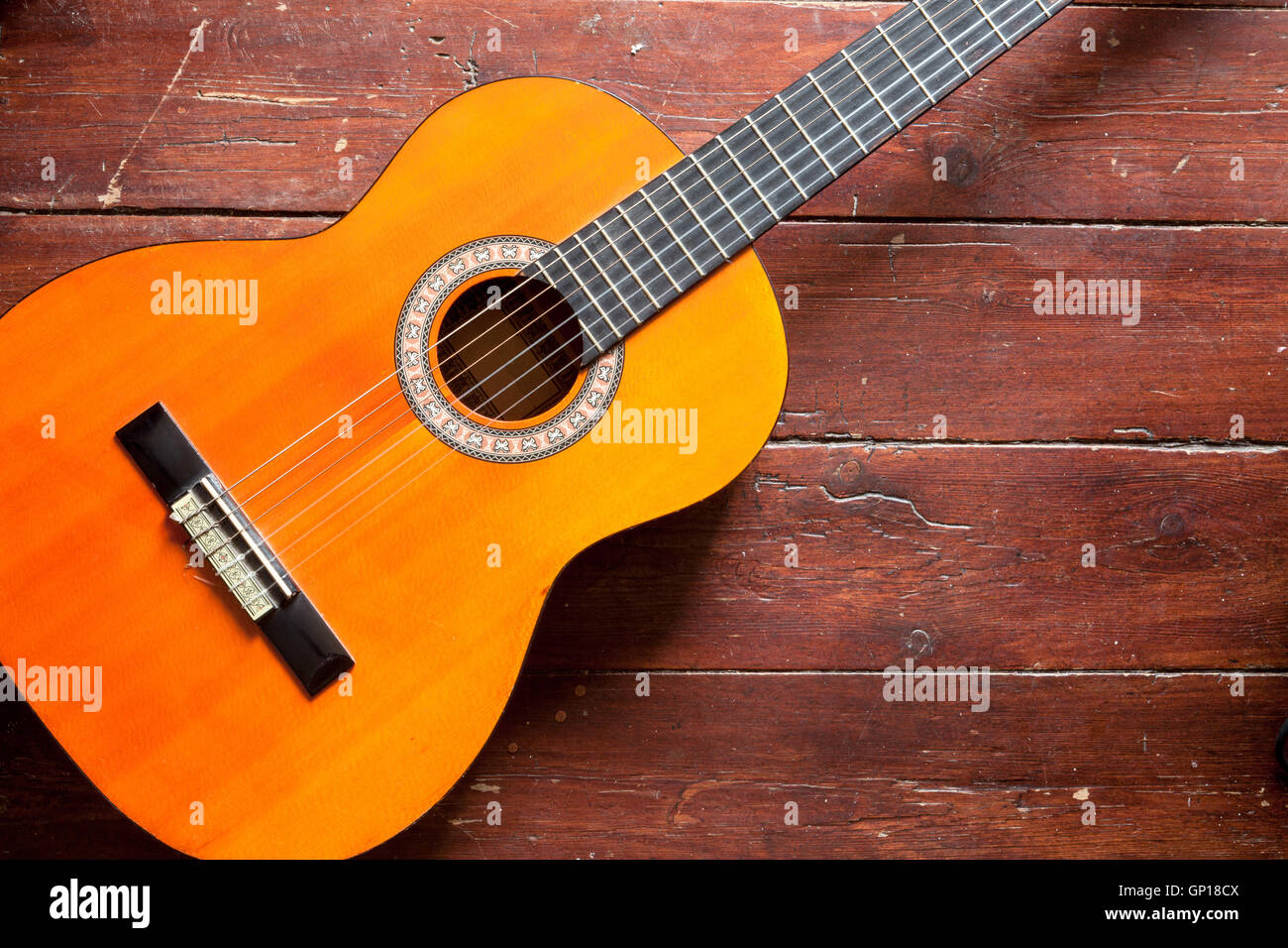 La guitare flamenco sur fond en bois éclairé par la lumière du jour Photo  Stock - Alamy
