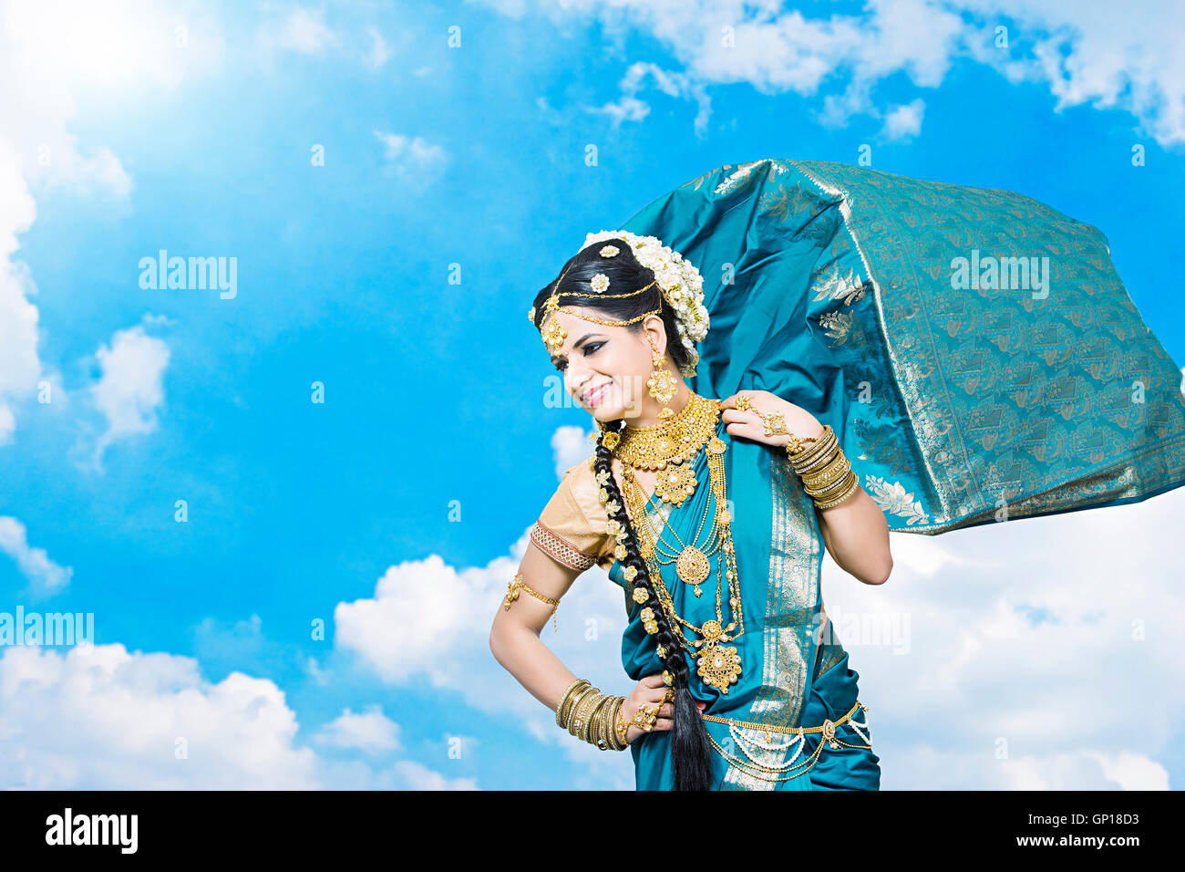 1 Belle Mariée adultes femme tamoule Hand-On-Hip posent debout Banque D'Images