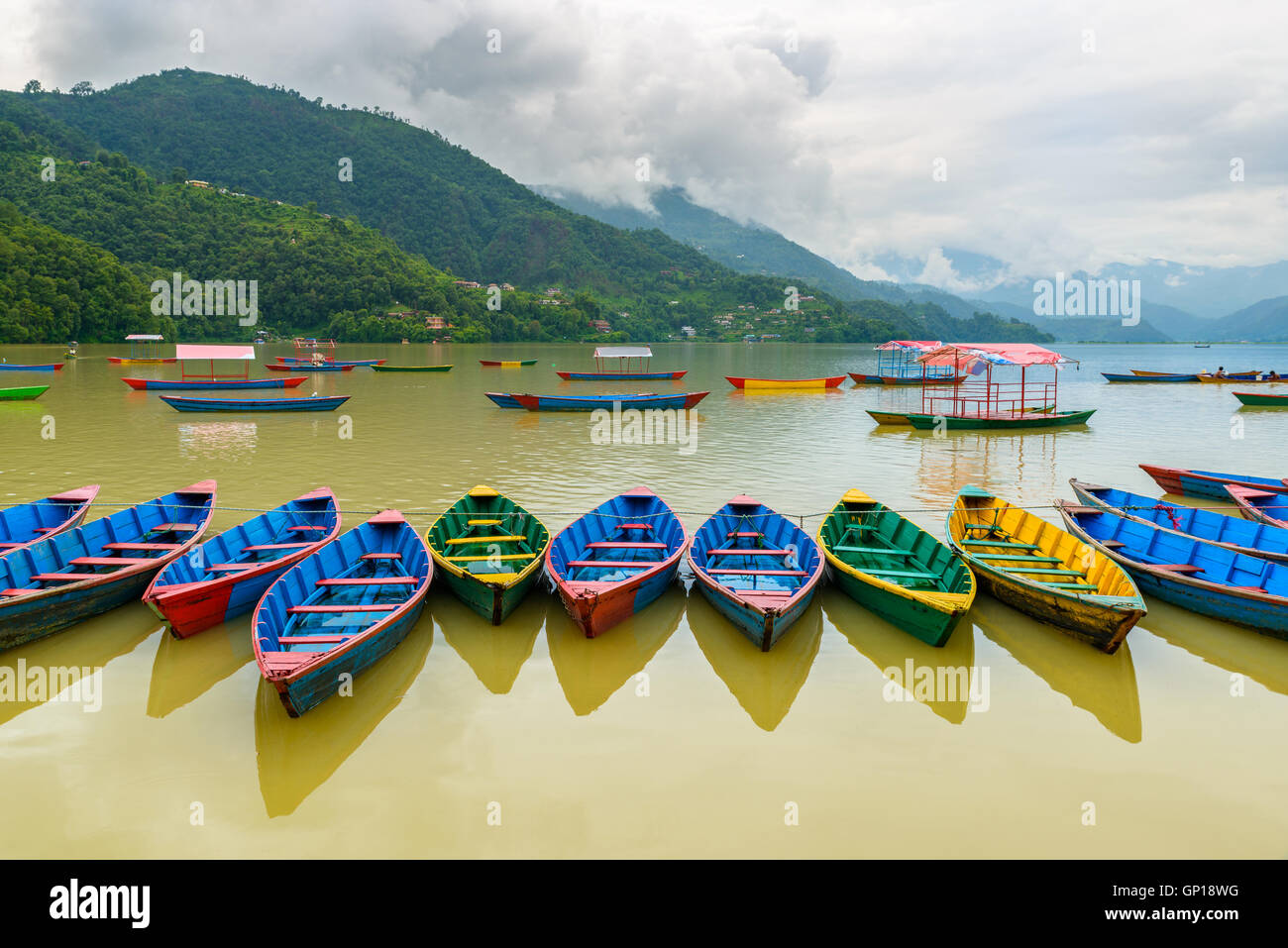 Les petits bateaux colorés sur le Lac Phewa à Pokhara, Népal Banque D'Images