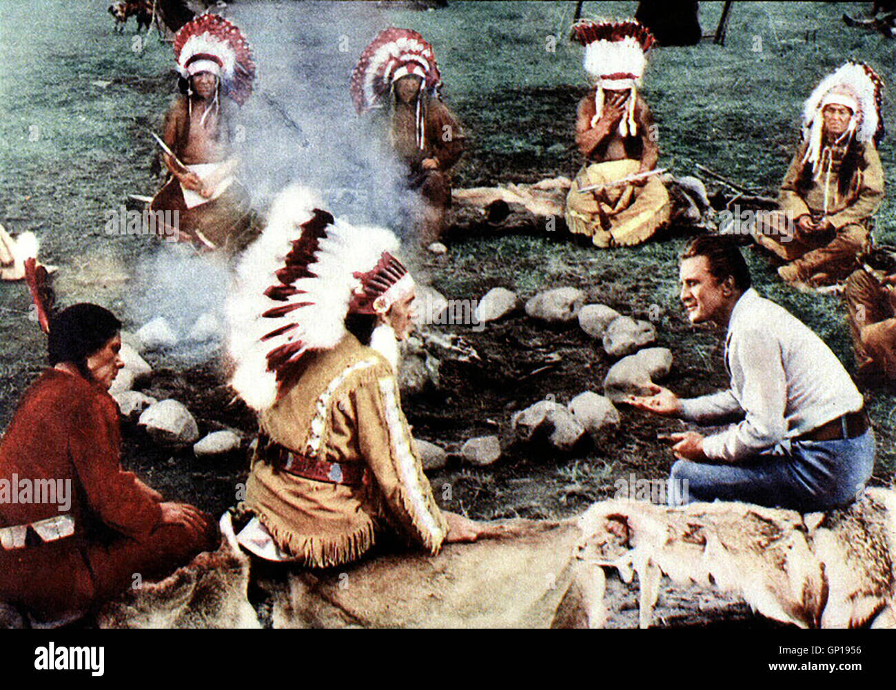 Eduard Franz, Kirk Douglas Von Haeuptling Red Cloud (Eduard Franz, v.m.) erfaehrt Johnny Hawks (Kirk Douglas, r), dass die weisse Maenner Alkohol un Indianer verwalten. *** *** Légende locale 1955, 1950er, années 50, Film, Indian Fighter, l', Indianer, Western, Als Kugeln Vergeltung Sieben Banque D'Images
