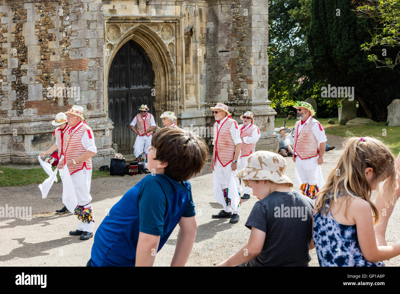 Morris danser devant l'église paroissiale de Thaxted, Thaxted, Essex, UK Banque D'Images