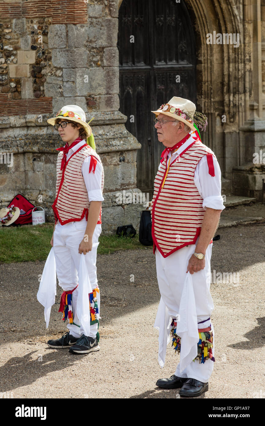 Morris danser devant l'église paroissiale de Thaxted, Thaxted, Essex, UK Banque D'Images