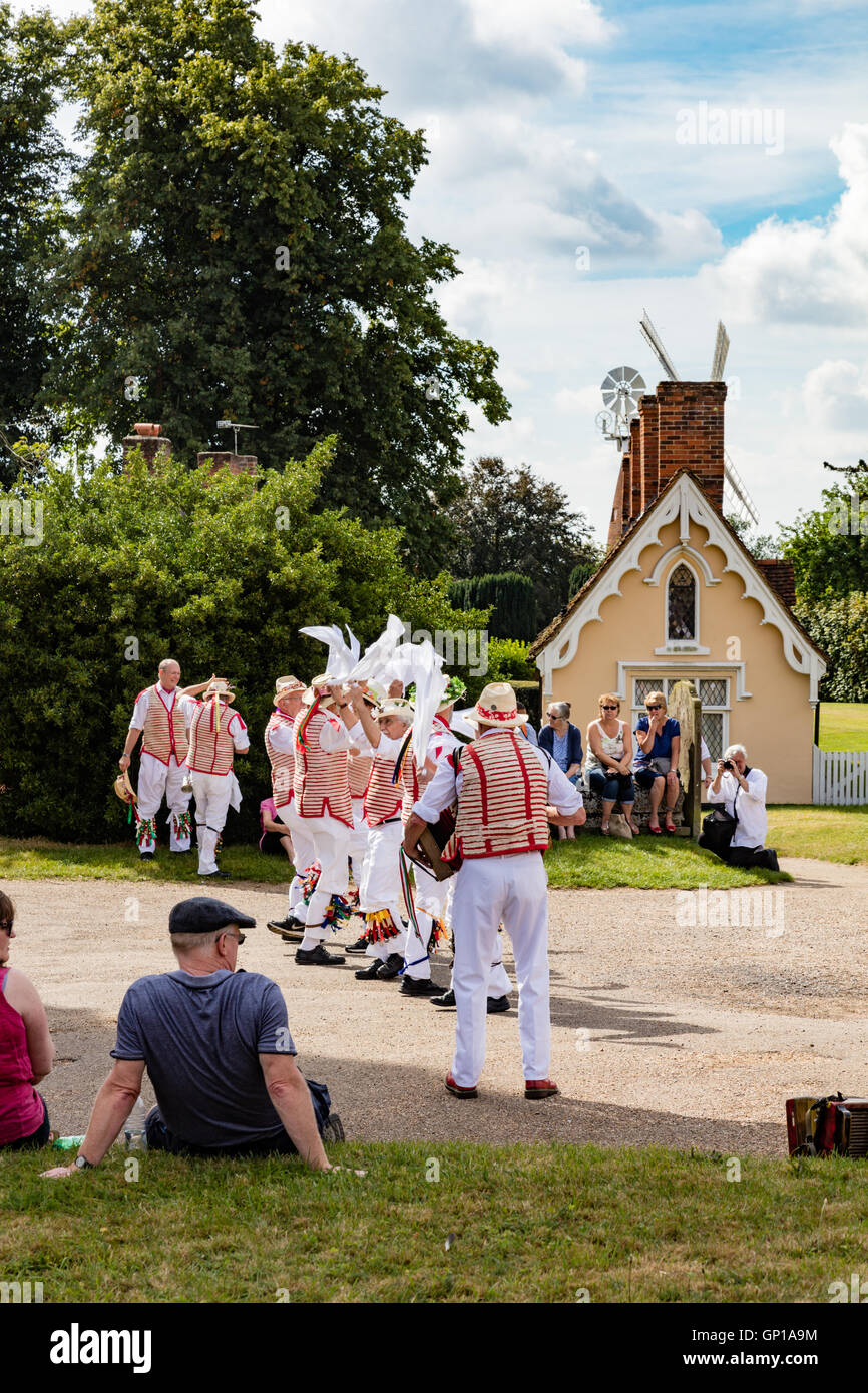 Morris danser devant l'église paroissiale de Thaxted, Thaxted, Essex, UK Banque D'Images