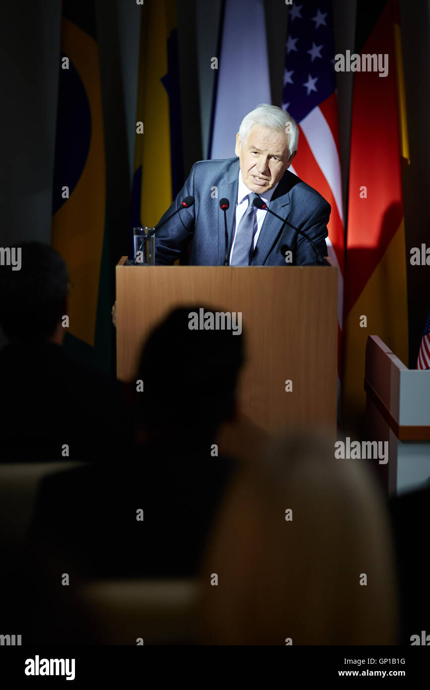 À partir de la tribune d'expression politique mature Banque D'Images