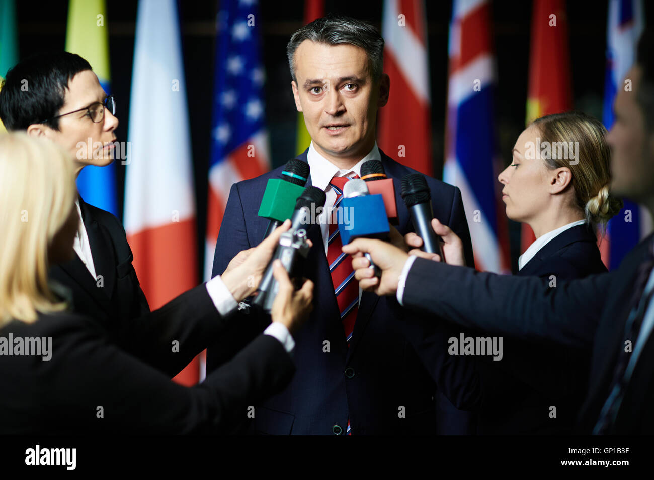 Journalistes interviewant politicien ou d'un avocat de la cour Banque D'Images