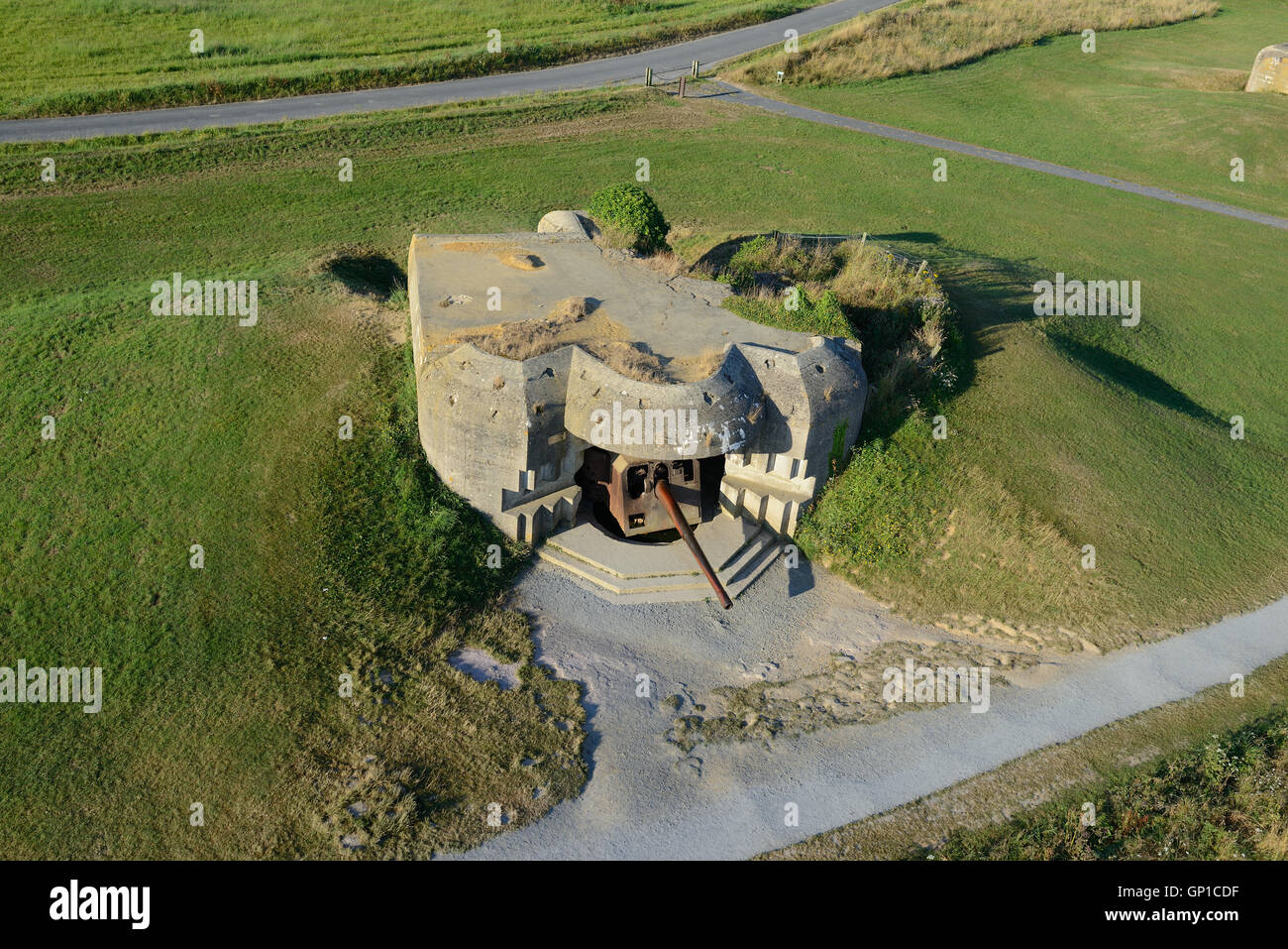 VUE AÉRIENNE.Placement de canon blindé avec son canon de 150mm à la batterie d'artillerie allemande de longues-sur-Mer.Calvados, Normandie, France. Banque D'Images