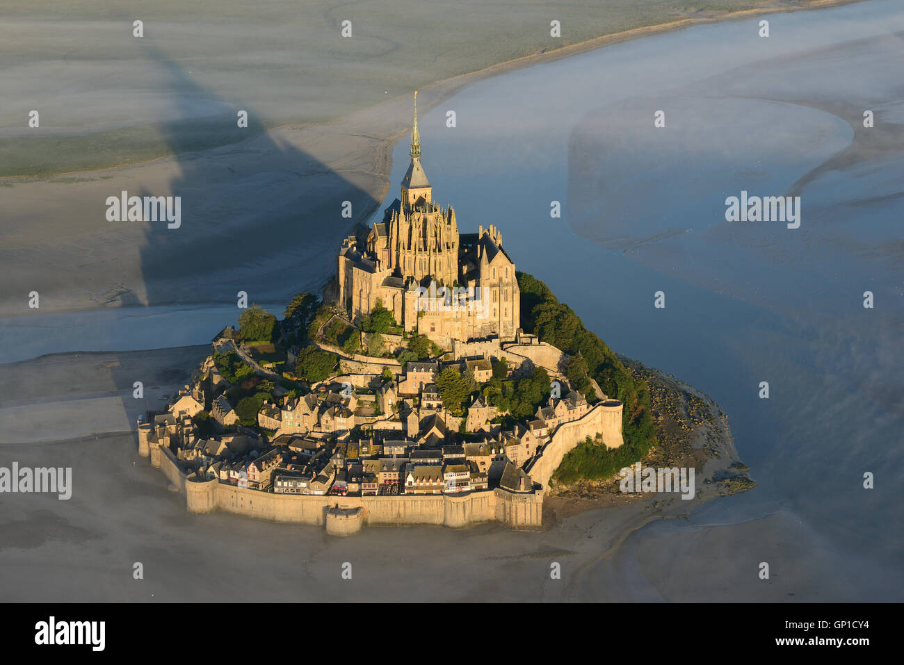 VUE AÉRIENNE.Abbaye historique sur un affleurement en granit dans une zone intertidale.Mont Saint-Michel, Manche, Normandie, France. Banque D'Images