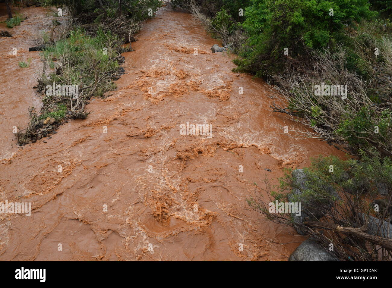 Floody river rouge avec fort débit alluviaux à Dak Lak, Vietnam Banque D'Images