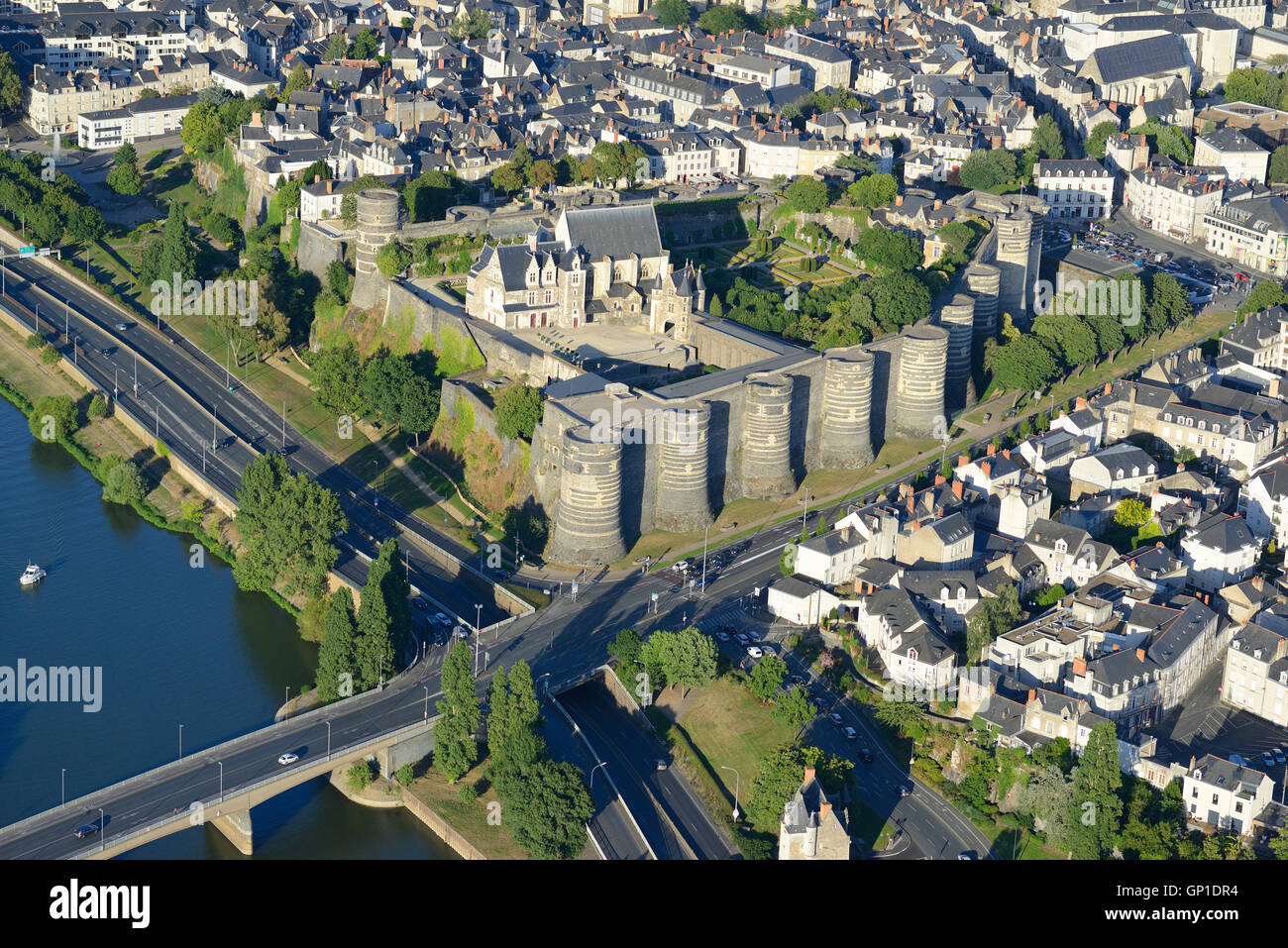 VUE AÉRIENNE.Château médiéval sur la rive gauche de la rivière Maine.Angers, Maine-et-Loire, pays de la Loire, France. Banque D'Images