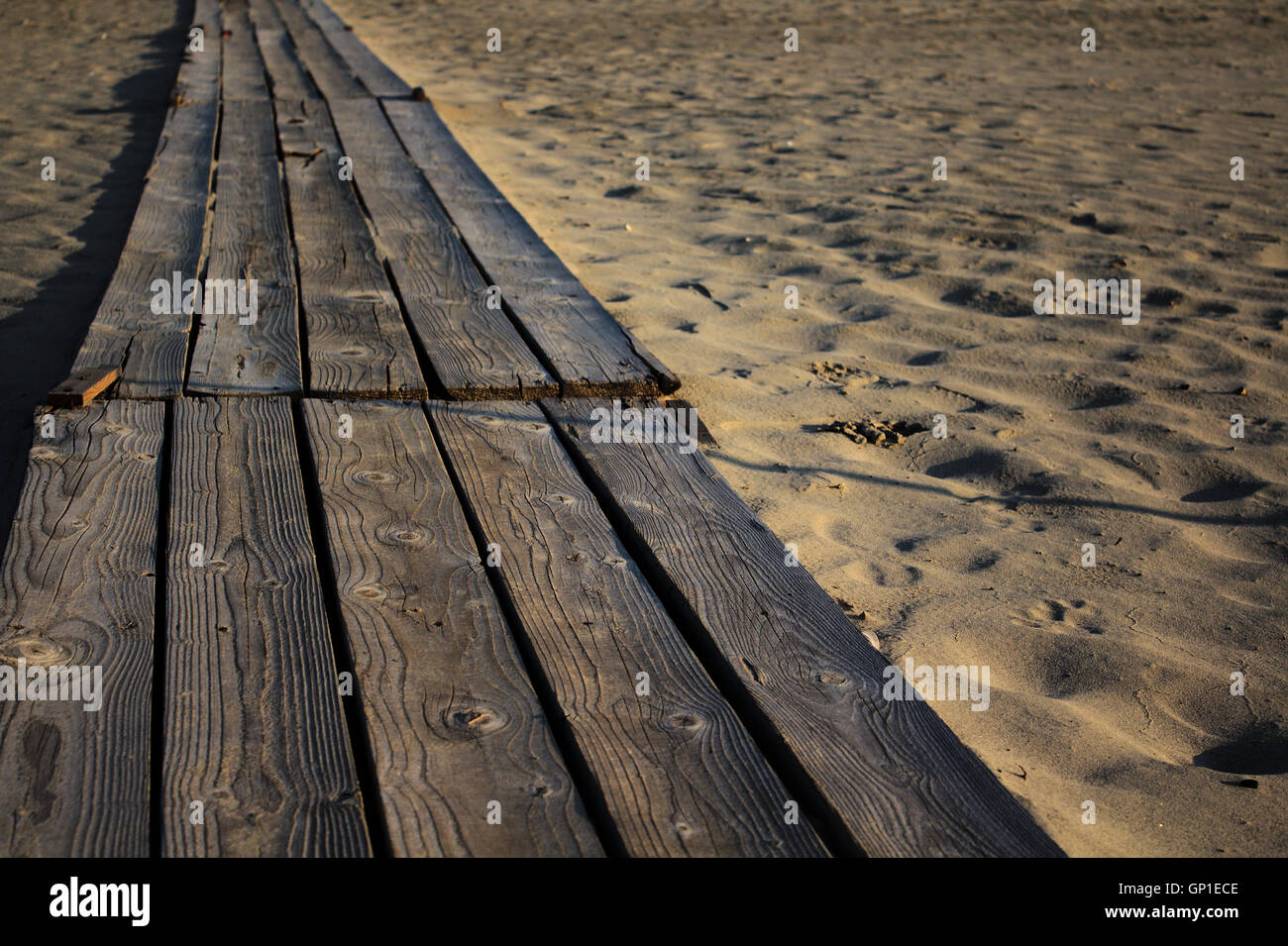 Poster illusion d'optique créant une fenêtre sur une belle plage