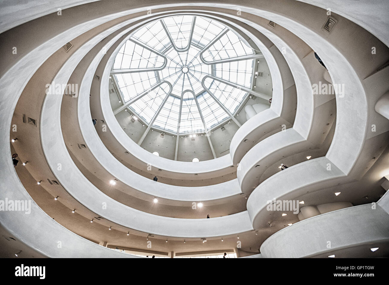 L'intérieur du Musée Guggenheim, New York looking up Banque D'Images