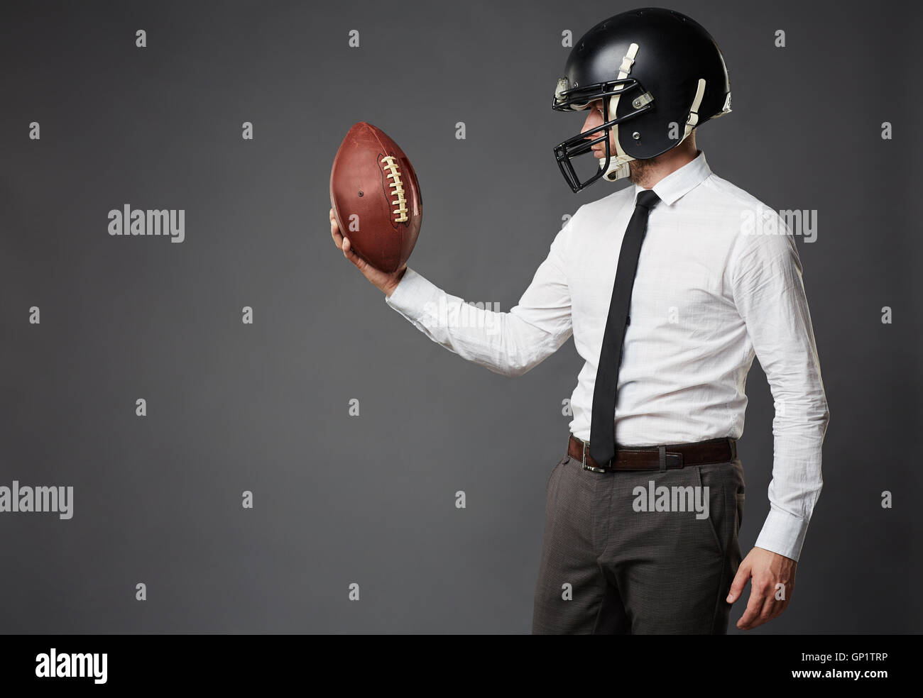 Weda de businessman dans des vêtements et casques de football article isolé sur fond noir à la détermination à en Banque D'Images