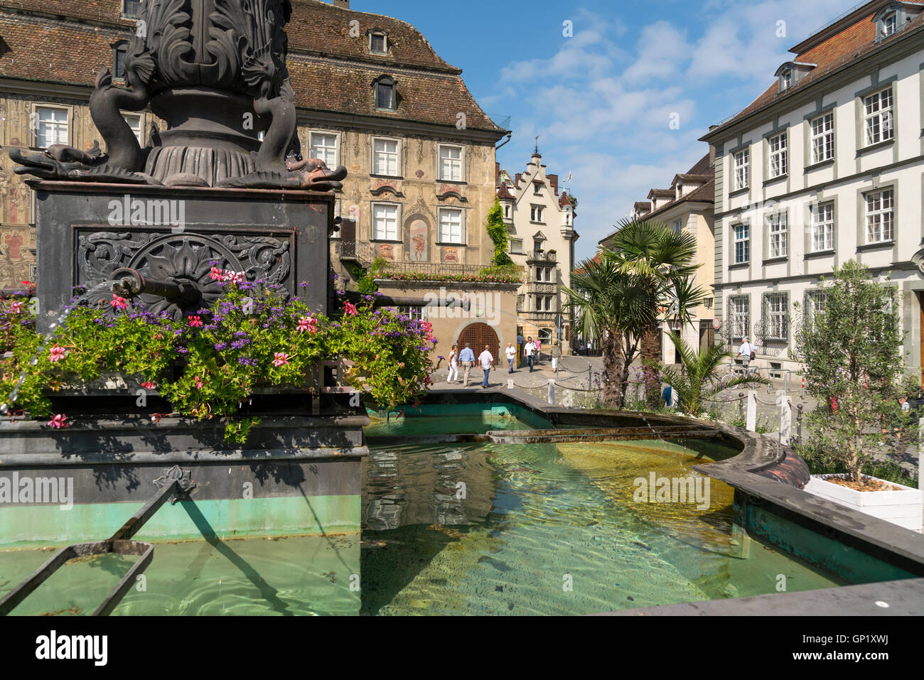 Fontaine de Neptune et le musée 'Haus zum Cavazzen" sur la place du marché à Lindau, en Bavière, Allemagne Banque D'Images