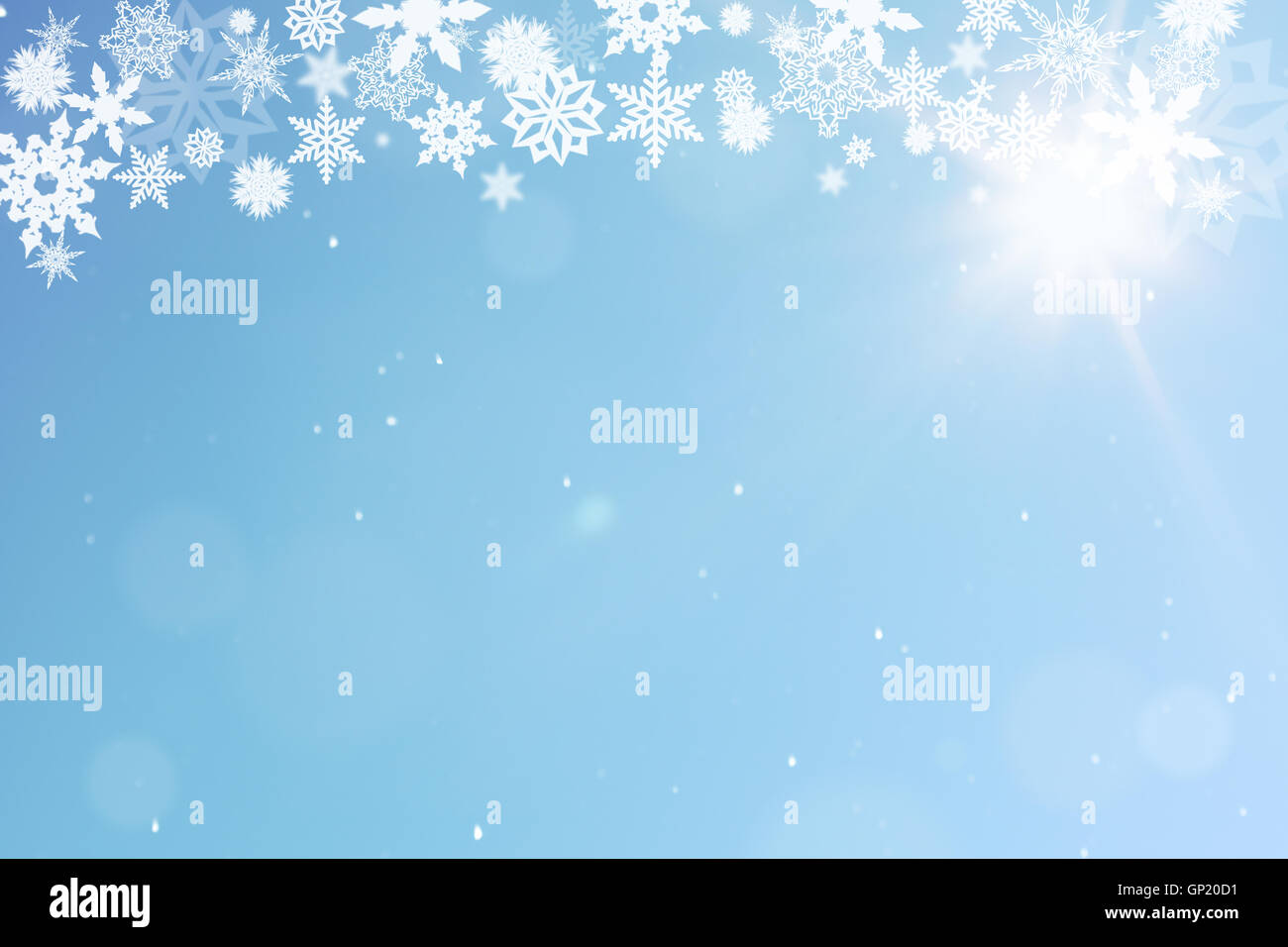 Fond de Noël avec de la neige sous un ciel bleu Banque D'Images Fond de Noël avec de la neige sous un ciel bleu Banque D'Images