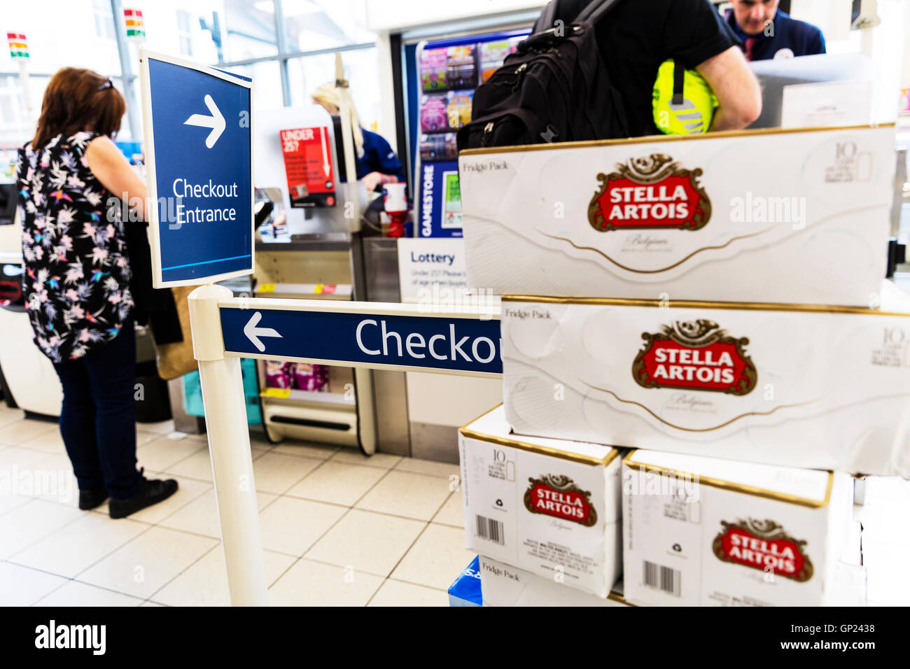 Supermarché commander panneau d'entrée de l'alcool près de commander des boîtes de bière Stella Artois achat impulsion UK Angleterre GO Banque D'Images