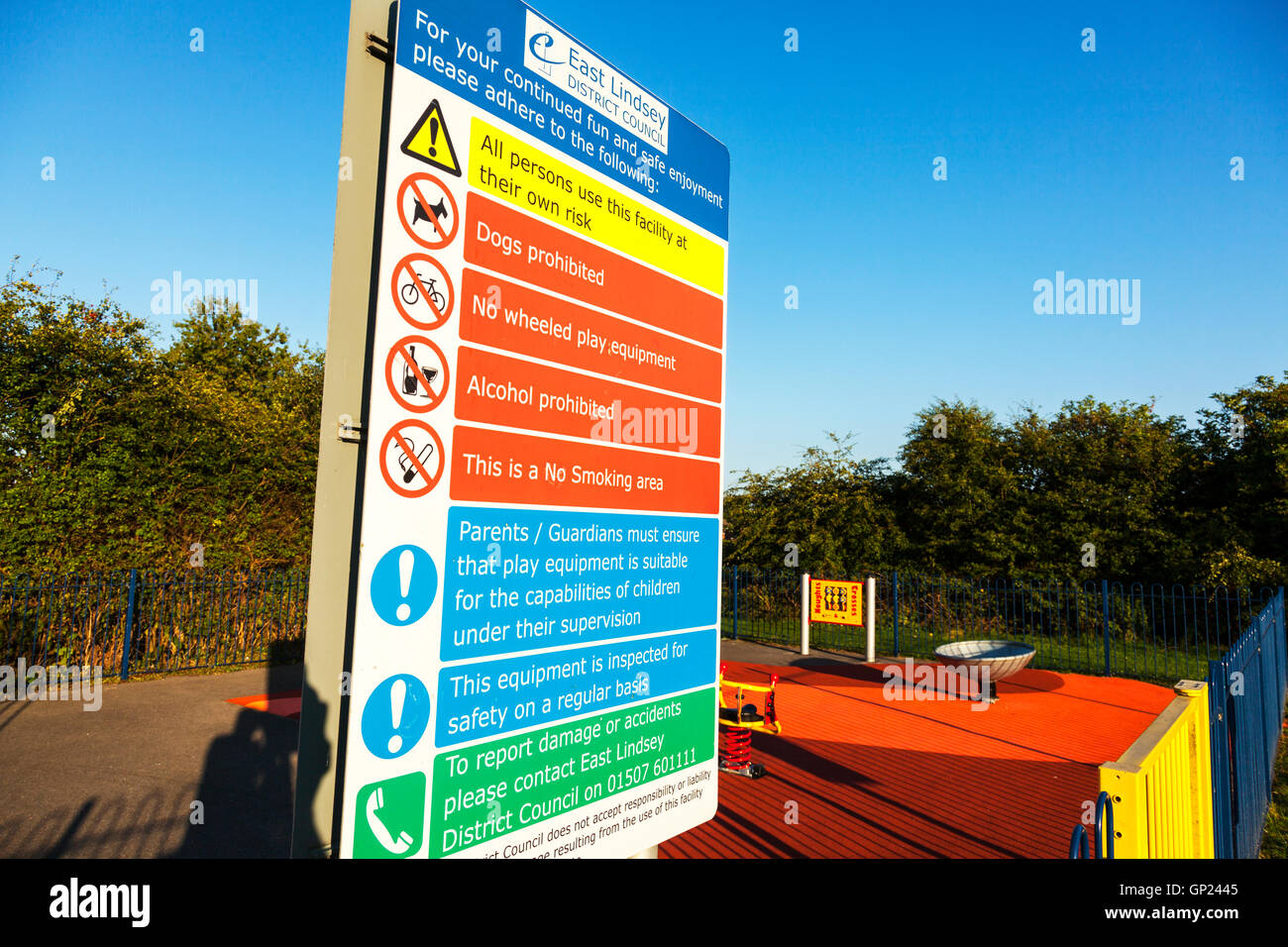 Règlement de Parc Parcs avertissements jouer santé et de la sécurité au Royaume-Uni l'Angleterre restrictions signes signe GO Banque D'Images