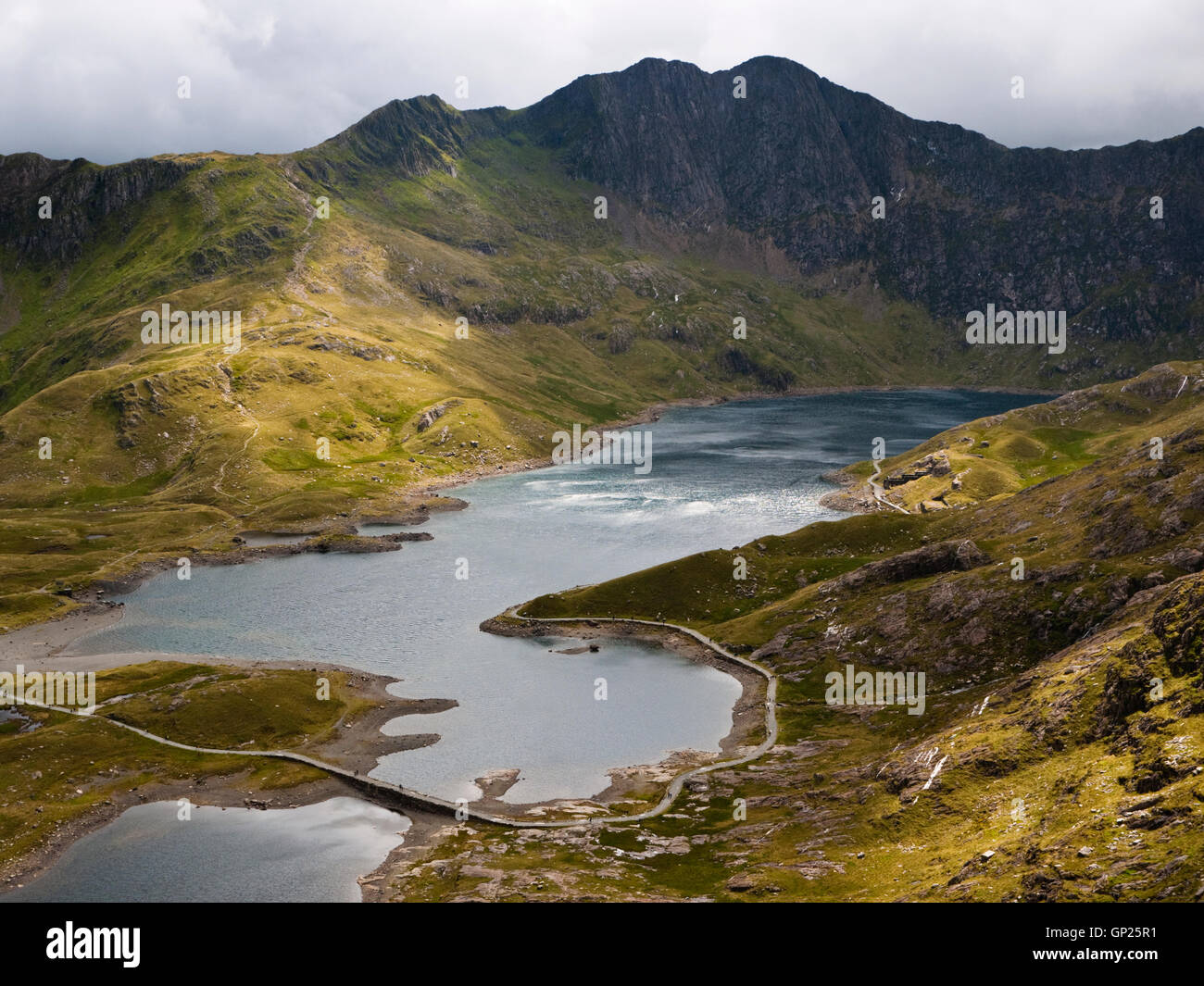Le lac de Llyn Llydaw en dessous du pic de Y dans Lliwedd mcg Dyli sur le massif du Snowdon, montrant une partie de la piste de mineur Banque D'Images