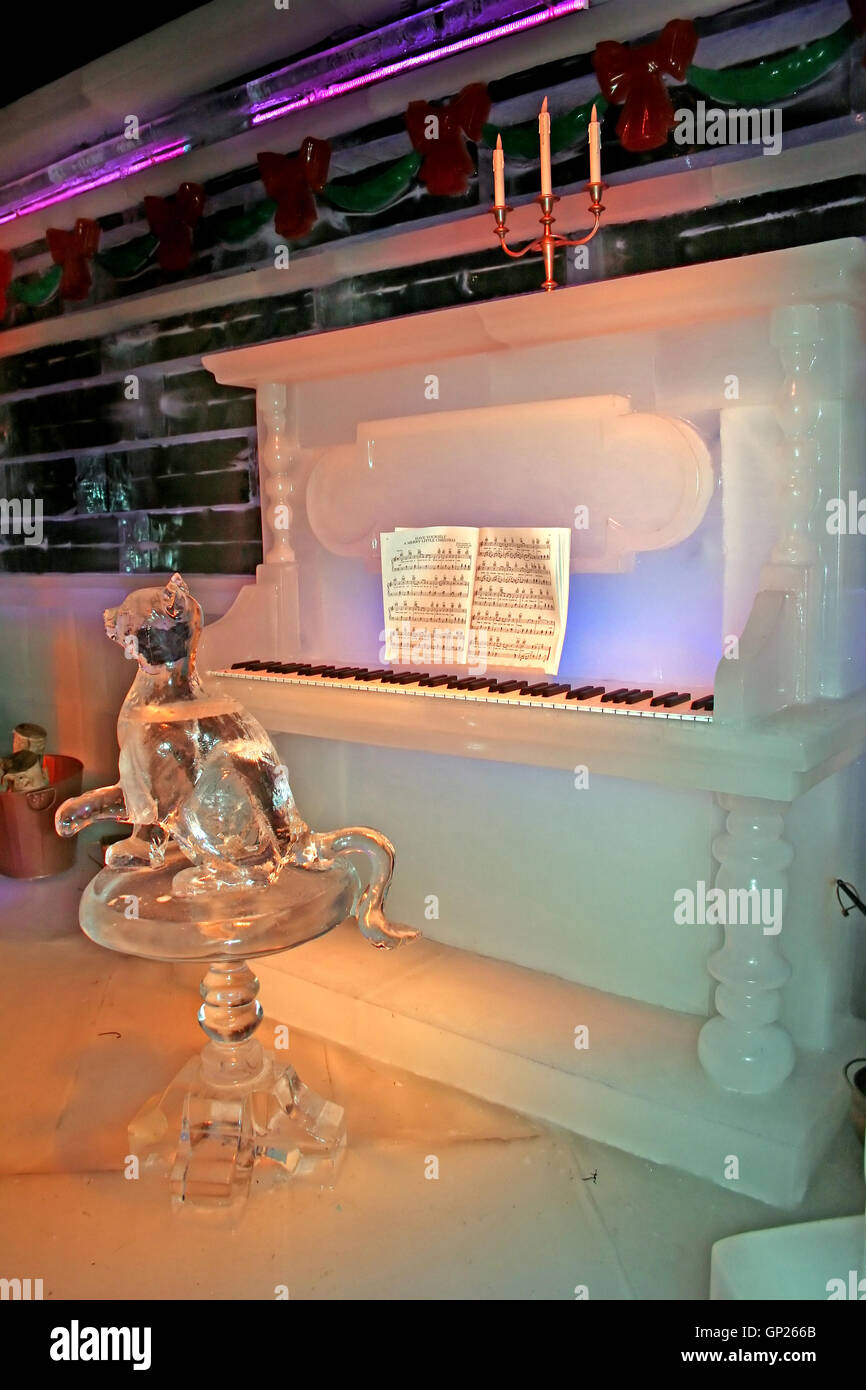 Une Sculpture De Glace D Un Chat Et D Un Piano Photo Stock Alamy