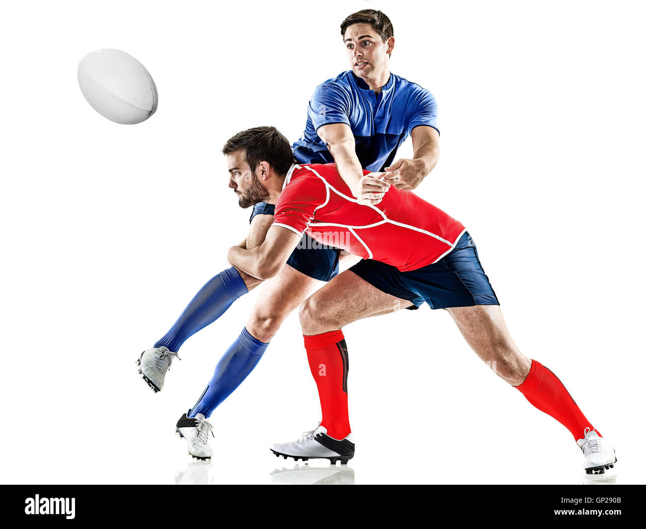 Deux joueurs de rugby hommes caucasiens studio isolé sur fond blanc Banque D'Images